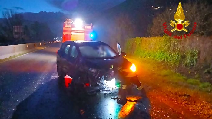 auto contro guard rail sul raccordo avellino salerno ferita una donna