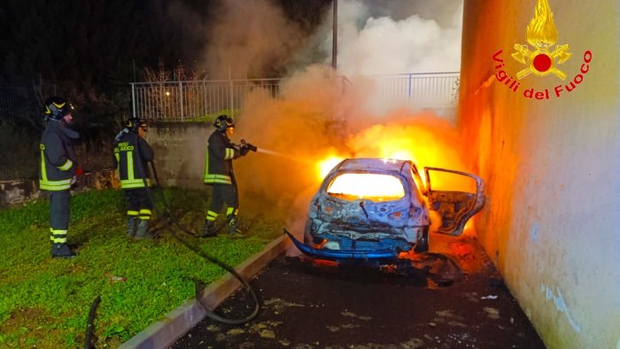 lioni auto in fiamme indagini in corso dei carabinieri di sant angelo