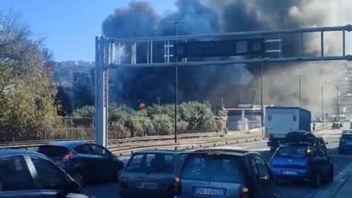 cabina elettrica a fuoco a napoli vasto incendio e traffico in tilt