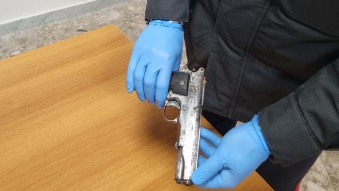 passeggia con la pistola nascosta in auto arrestato 38enne in irpinia