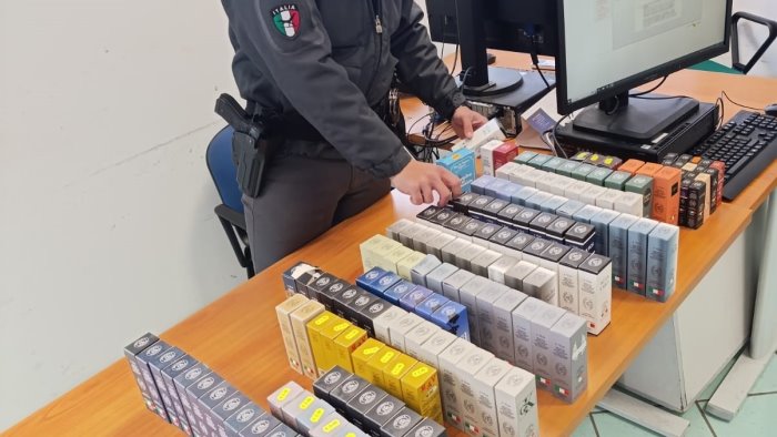 blitz della guardia di finanza sequestrati oltre 26 000 prodotti contraffatti