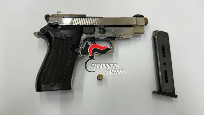 litigano con commerciante e lo minacciano con una pistola arrestati due minori