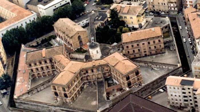 le mura dell ex carcere borbonico vanno demolite la risposta dello storico