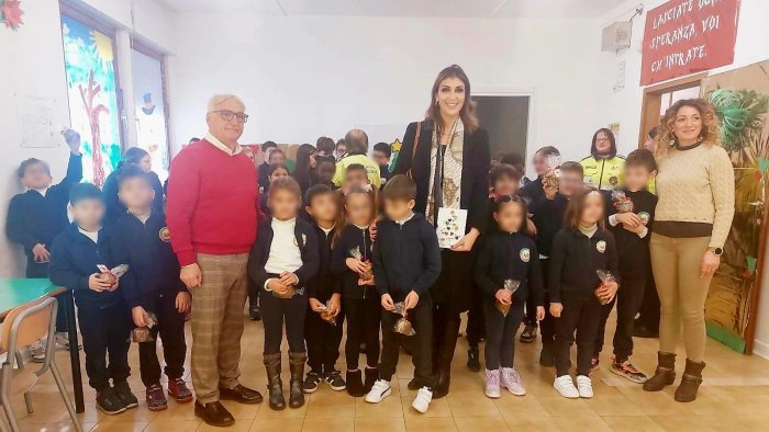 baronissi la sindaca petta fa visita alle scuole per gli auguri di natale