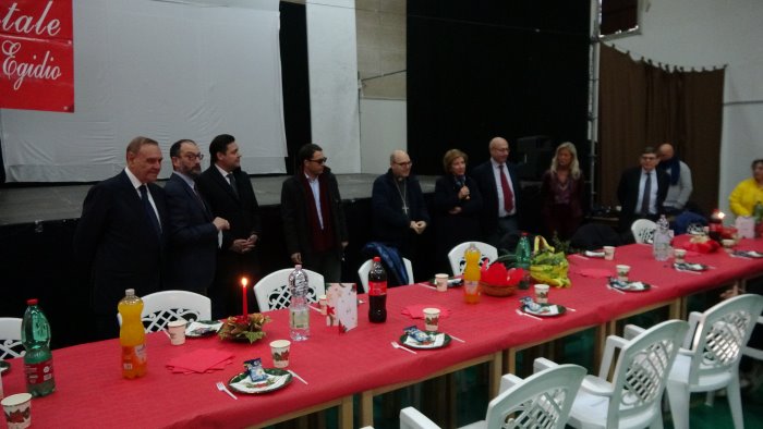 la comunita di sant egidio in carcere a benevento per il pranzo di natale foto