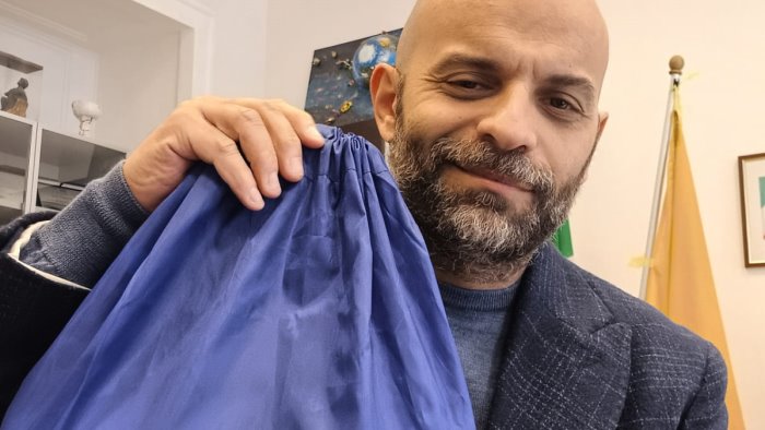 emergenza freddo a napoli via alla distribuzione di coperte e kit igienici