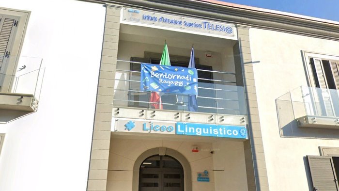 protesta degli studenti del liceo linguistico di telese terme