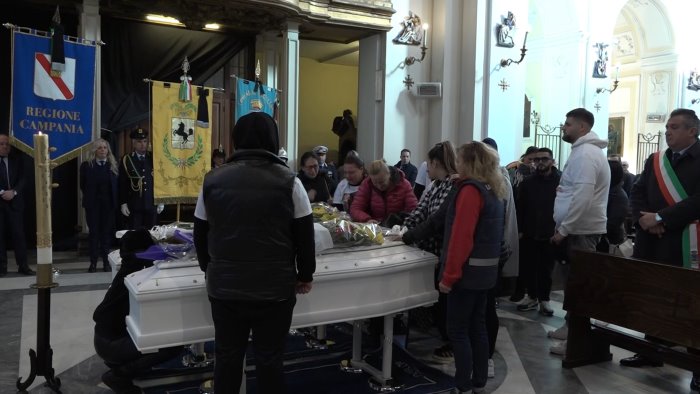 i funerali di sara e aurora esposito morte nell esplosione lacrime e rabbia