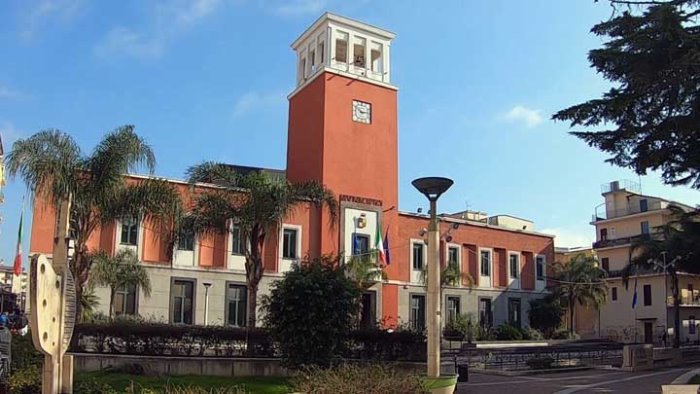 salerno botti a festa in piazza battipaglia incendiato un albero