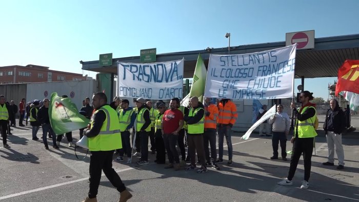 stellantis vertenza trasnova a pomigliano d arco conte con i lavoratori