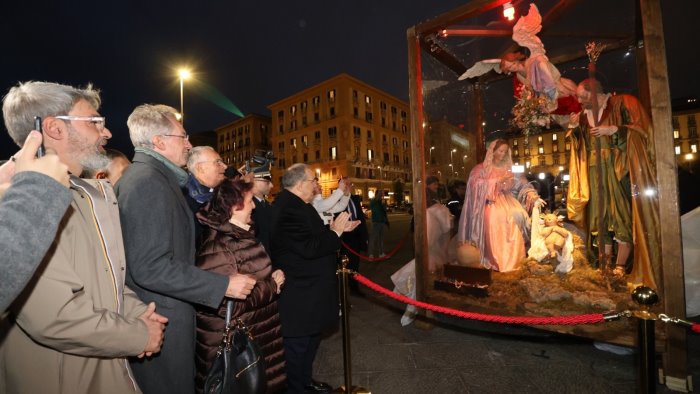 in piazza municipio a napoli la maxi nativita dei maestri di san gregorio