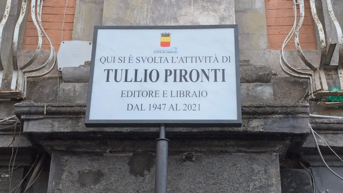 tullio pironti per sempre in piazza dante scoperta la targa ricordo