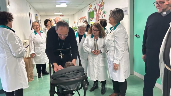 il vescovo de luca e la caritas in visita ai piccoli pazienti del curto