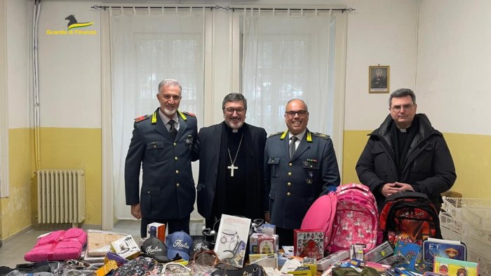 guardia di finanza di salerno dona alla caritas 110mila articoli sequestrati