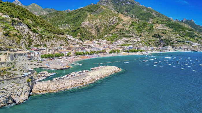 maiori anticipa futuro del turismo balneare nuovo bando per le concessioni