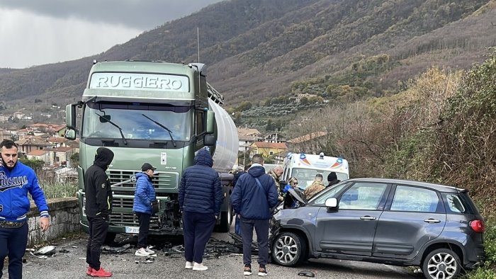 montoro grave incidente lungo la laura auto contro camion