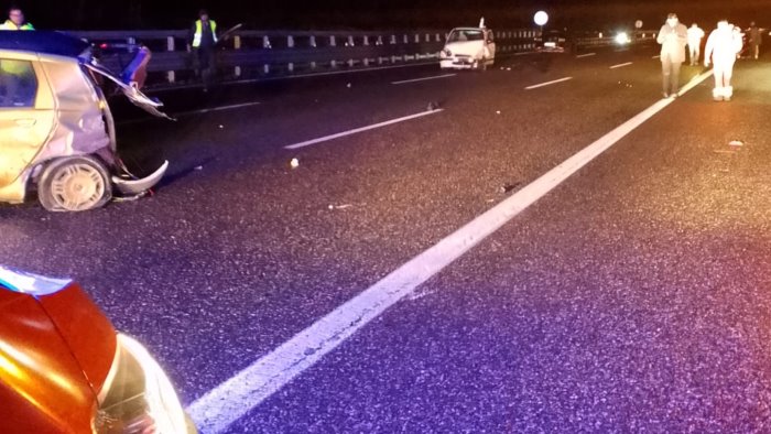 incidente in autostrada sull a2 due feriti e traffico paralizzato