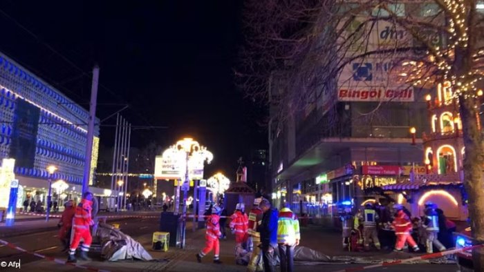 magdeburgo con l auto piomba sulla folla e strage ai mercatini di natale