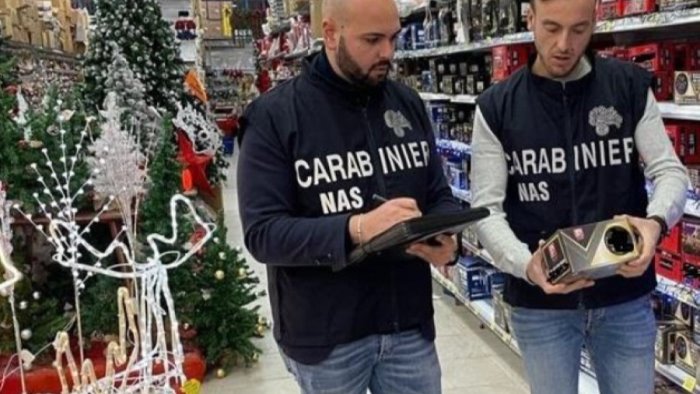 natale in sicurezza blitz dei nas sequestrati migliaia di articoli natalizi