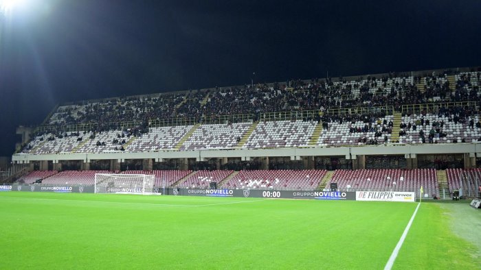 salernitana lancio di petardi allo stadio daspo per tre tifosi granata