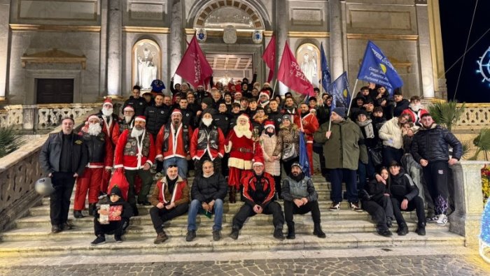 foto babbo natale in moto emozione e gioia per le strade di avellino