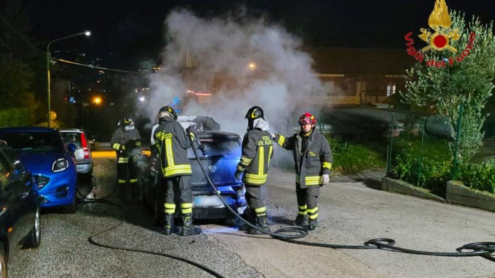 l auto prende fuoco due ragazzi scendono in tempo paura a mercogliano