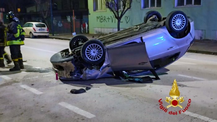 avellino si ribalta con l auto in pieno centro tragedia sfiorata ferito 23enne