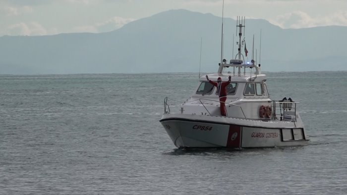 salerno emozione e stupore in spiaggia per babbo natale che viene dal mare