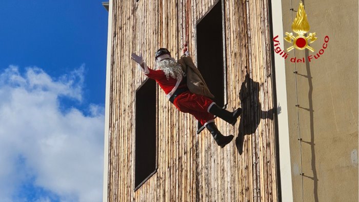 salerno babbo natale arriva in elicottero e raccoglie le letterine dei bambini