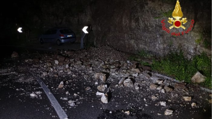 costiera amalfitana fragile frana la strada a cetara disagi sulla statale 163