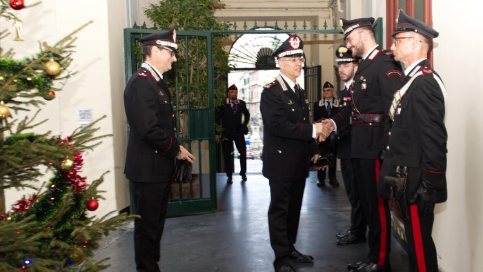 napoli il generale la gala visita il comando provinciale