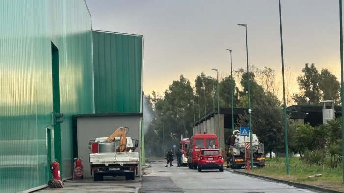 incendio a salerno in corso monitoraggio degli inquinanti atmosferici