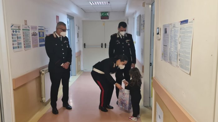 nola giocattoli ai bimbi ricoverati in pediatria da parte dei carabinieri