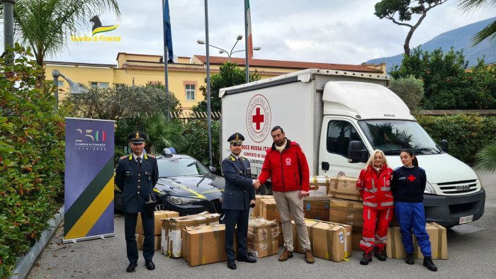 la finanza dona migliaia di capi d abbigliamento alla croce rossa di salerno