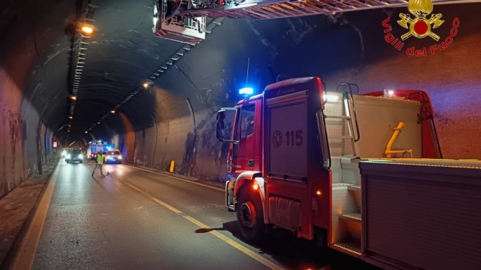 solofra cadono calcinacci nella galleria pergola l intervento dei vigili