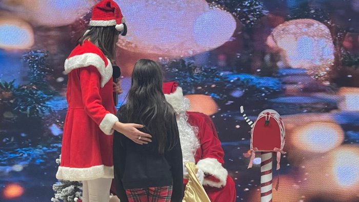 da fabbriche riunite la magia del natale con bambini genitori e nonni foto