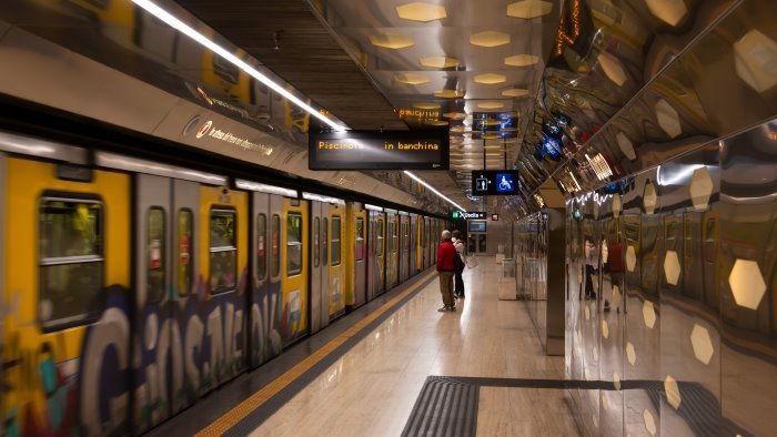 trasporto pubblico a napoli ecco gli orari di apertura di metro e funicolari