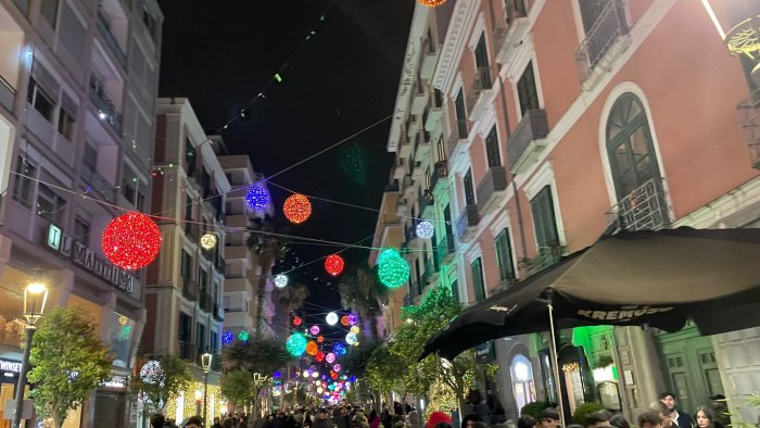 salerno e le luci d artista pienone della vigilia di natale in centro