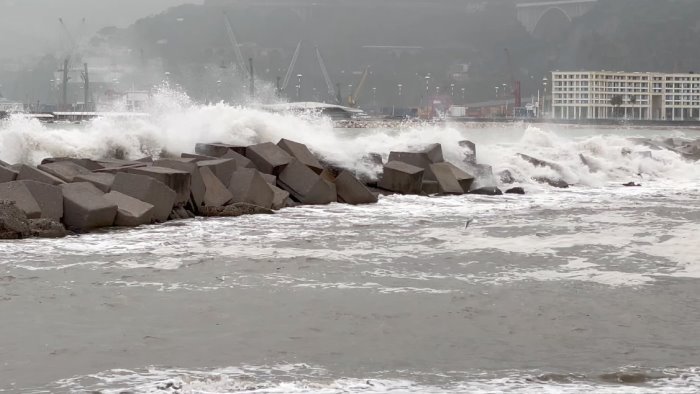 vento forte in campania prorogata allerta meteo