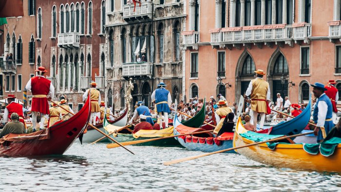 studenti di napoli a venezia per ballo storico accolti da cori razzisti