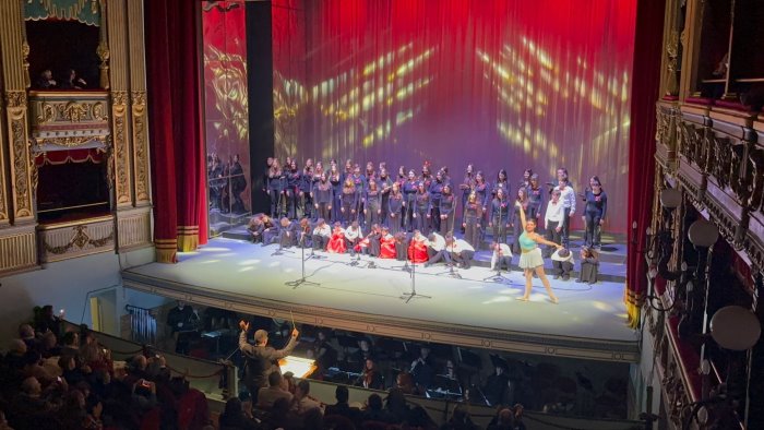 il concerto di natale al teatro verdi grande successo per le atmosfere festive