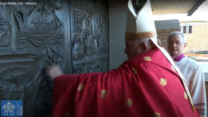 papa francesco ha aperto la porta santa presso il carcere di rebibbia