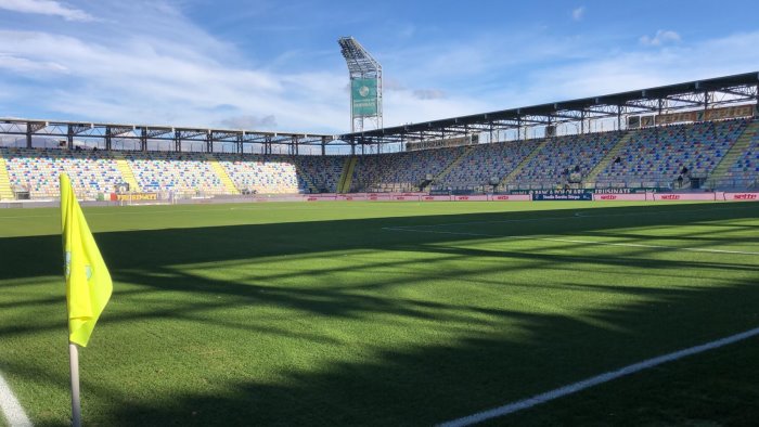 frosinone salernitana 2 0 santo stefano e amaro granata a picco allo stirpe