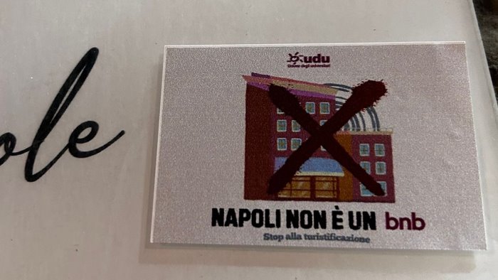 napoli non e un b b adesivi di protesta contro gli eccessi del turismo