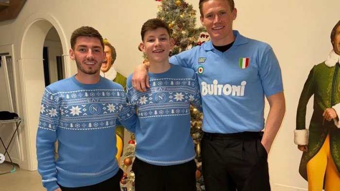 natale napoletano per gli scozzesi gilmour e mctominay