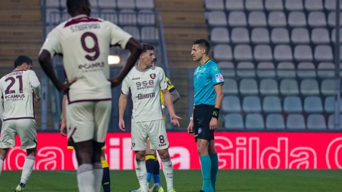 catanzaro salernitana fischia perenzoni mai una vittoria per i granata