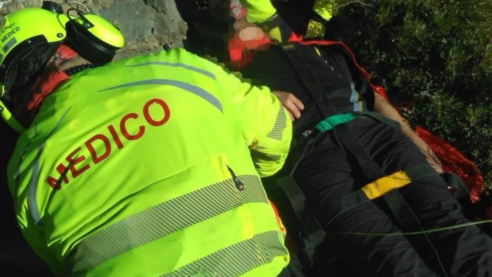 colto da malore durante l escursione 62enne soccorso in elicottero