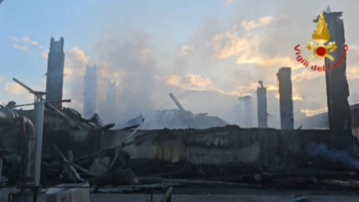 salerno incendio al sito di compostaggio l ordinanza del sindaco napoli