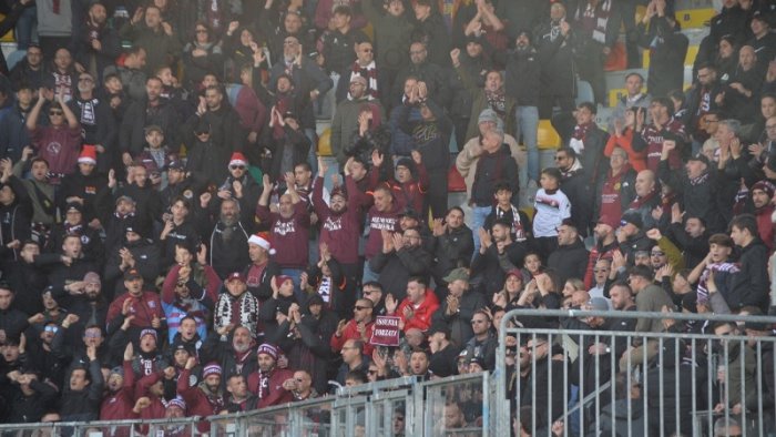 petardo ferisce 5 operatori croce rossa tifoso della salernitana arrestato