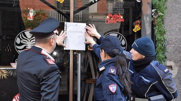 movida in centro a salerno chiuso un bar dalla polizia